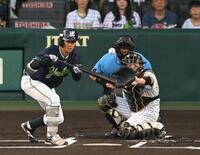 １回、送りバントを失敗する岩田（撮影・飯室逸平）