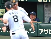 ２回、佐藤輝（８）の先制ソロをベンチから見つめる池山監督（撮影・飯室逸平）