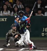６回、中前打を放つ内山（撮影・飯室逸平）