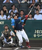 １回、二塁打を放つ内山（撮影・飯室逸平）