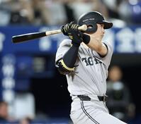 ７回、中前へ適時打を放つ泉口（撮影・伊藤笙子）
