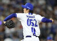 背番号「０５２」のユニホームで投げる浜地（撮影・伊藤笙子）