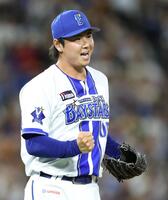 ５回、笹原から空振り三振を奪い、拳を握る浜地（撮影・伊藤笙子）