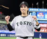 決勝スクイズを決め、笑顔を見せる門脇（撮影・伊藤笙子）