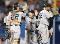 門脇誠（中央）の決勝スクイズでシーソーゲームを制した巨人ナイン（撮影・伊藤笙子）