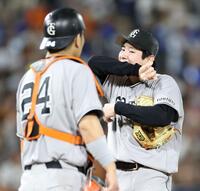６回、松尾に四球を与えてピンチを背負った竹丸（右）＝撮影・伊藤笙子