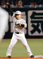１回、先制の２点二塁打を放ち、ベンチに向かいポーズをとる近藤