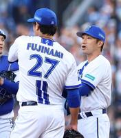 １回、三連続四球で満塁のピンチを作った藤浪（左）に声を掛ける相川監督（撮影・伊藤笙子）