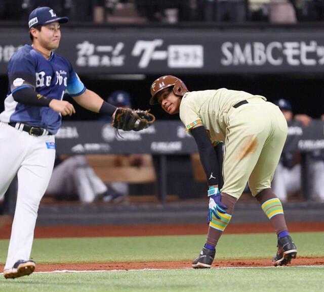 　４回、走塁死した万波（撮影・中島達哉）