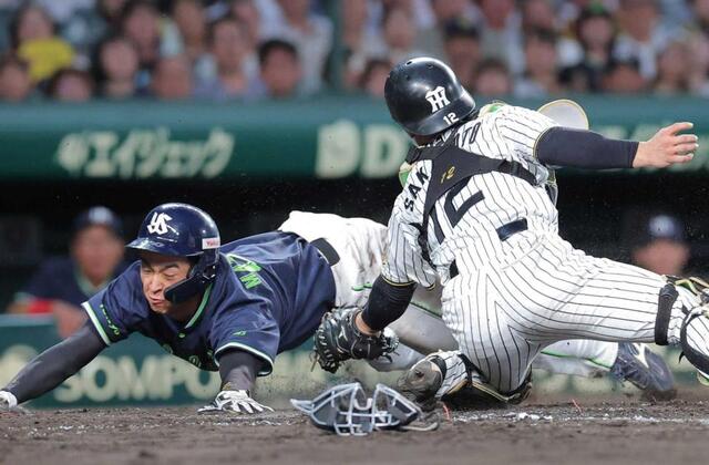 　５回、山野辺の遊ゴロで生還する松下（左）