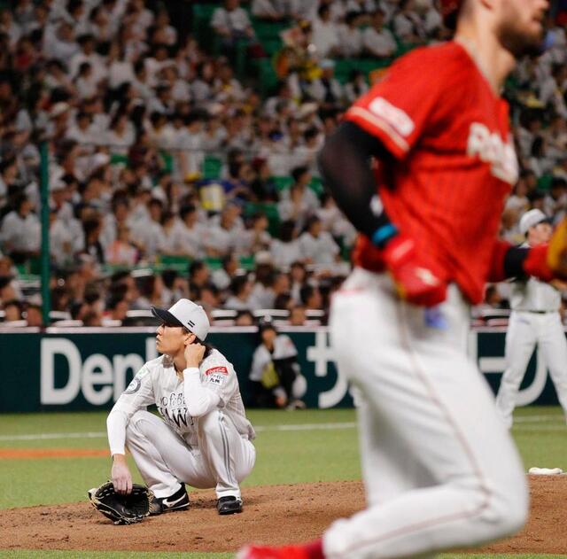 ４回、マッカスカー（手前）に２打席連続本塁打を浴びたソフトバンク・大津