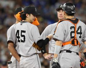 　６回、宮崎に同点打を打たれ、マウンドで汗を拭う田中瑛（左手前）