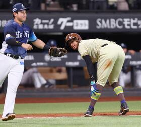 　４回、走塁死した万波（撮影・中島達哉）