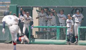 　７回、木本（手前左）の勝ち越し適時打で歓喜に沸く仁川学院ナイン（撮影・中田匡峻）