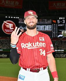 ３本の本塁打で勝利に貢献し、笑顔を見せる楽天・マッカスカー