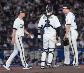 ６回途中、岩崎（右）に交代を告げるオリックス・岸田監督（左）