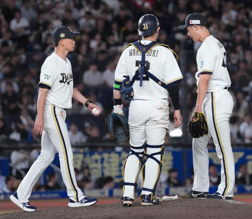 ６回途中、岩崎（右）に交代を告げるオリックス・岸田監督（左）