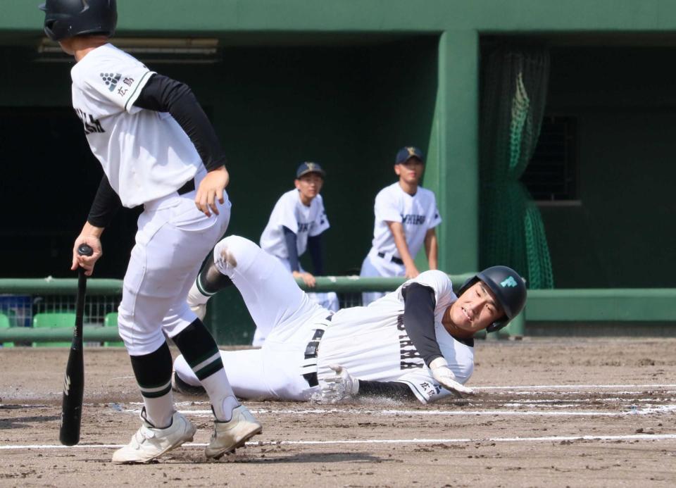 １回、三谷の２点適時打で本塁へ滑り込む福山・早川（撮影・市尻達拡）