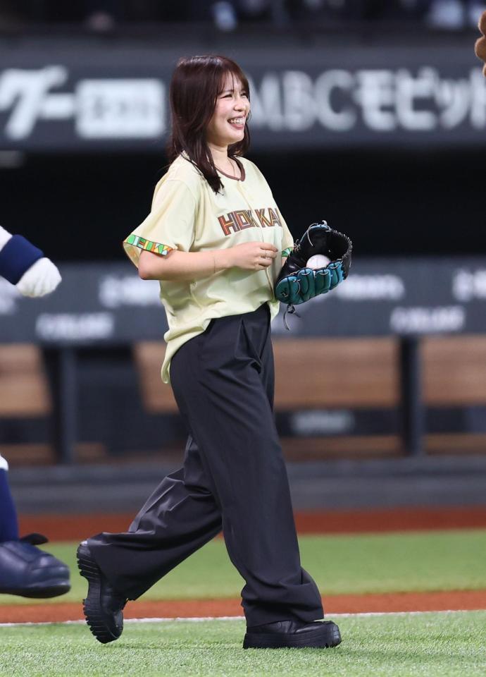ファーストピッチセレモニーに登場した佐藤綾乃さん（撮影・中島達哉）