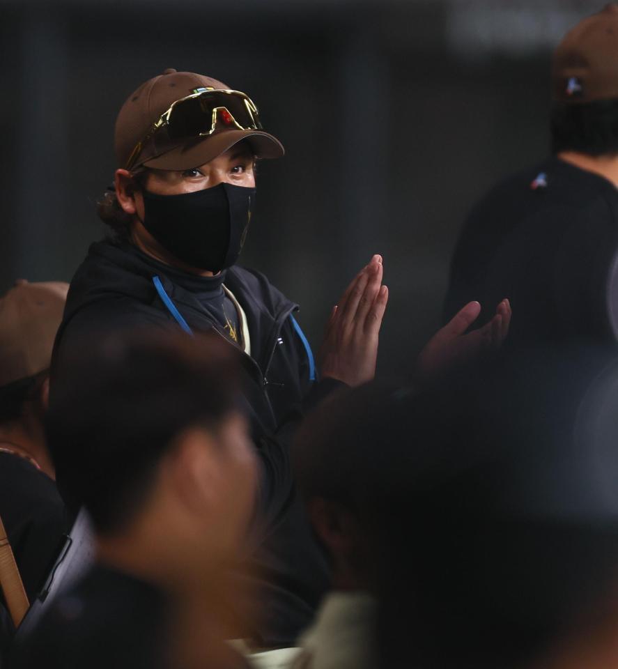 ２回、田宮が犠飛を放ち、手をたたく新庄監督（撮影・中島達哉）