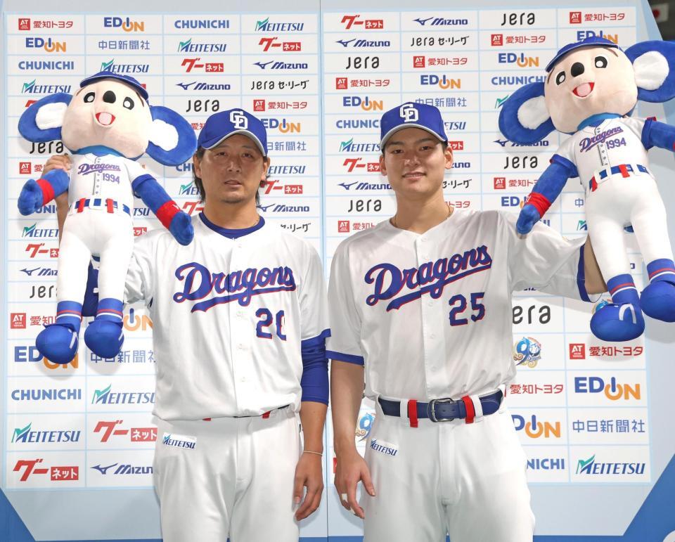 お立ち台でポーズをとる涌井と石川昂（右）＝撮影・北村雅宏
