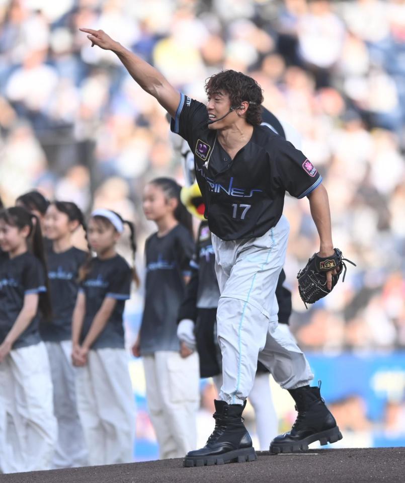 始球式を務めたＥＸＩＬＥ　Ｂ　ＨＡＰＰＹの中務裕太（撮影・開出牧）