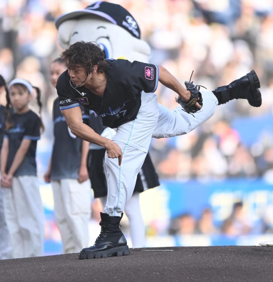 始球式を務めるＥＸＩＬＥ　Ｂ　ＨＡＰＰＹの中務裕太（撮影・開出牧）