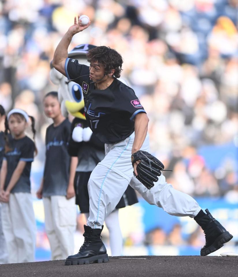 始球式を務めるＥＸＩＬＥ　Ｂ　ＨＡＰＰＹの中務裕太（撮影・開出牧）