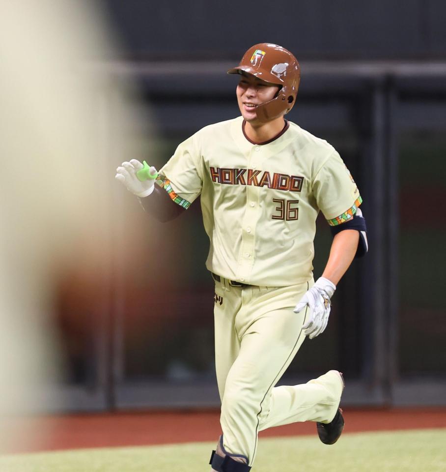 ５回、プロ初本塁打を放ち、ナインに迎えられる宮崎（撮影・中島達哉）