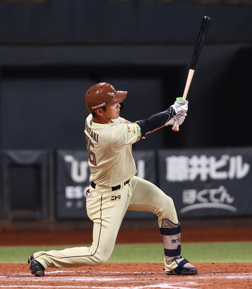 ５回、プロ初本塁打を放つ宮崎（撮影・中島達哉）