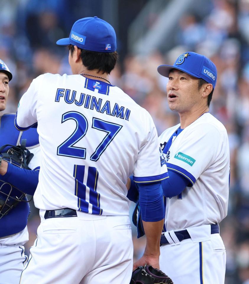 １回、三連続四球で満塁のピンチを作った藤浪（左）に声を掛ける相川監督（撮影・伊藤笙子）