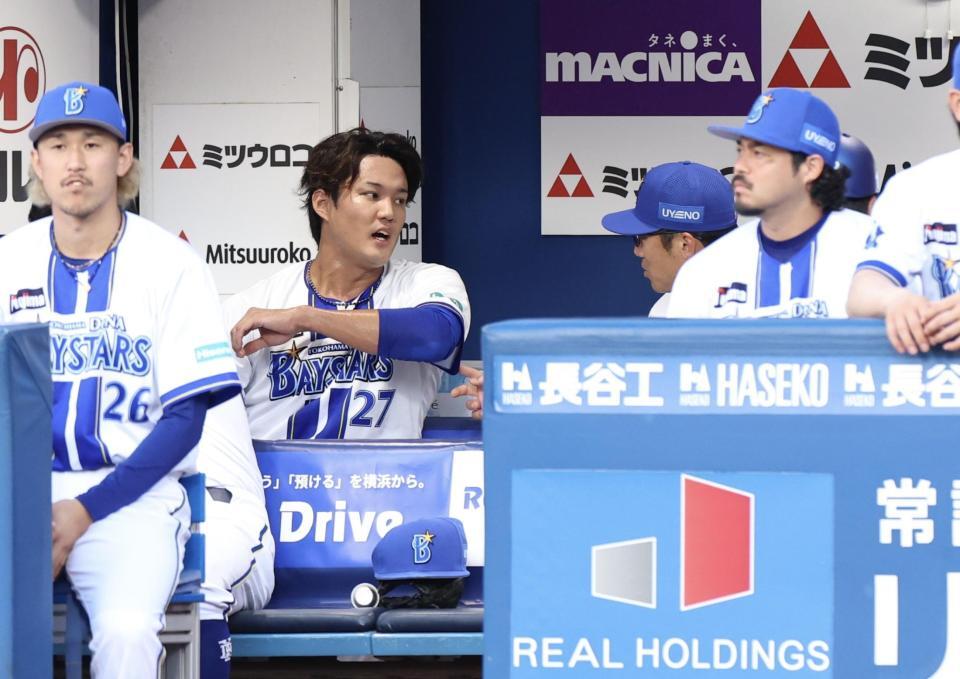 初回を投げ終え、相川監督（右）と話す藤浪（撮影・伊藤笙子）