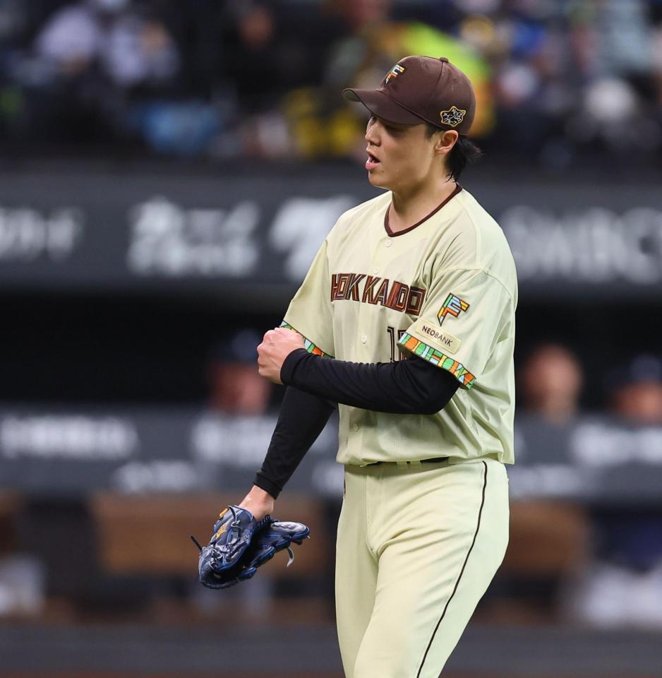４回、代打・外崎を三ゴロに打ち取り、グラブをたたく山崎（撮影・中島達哉）