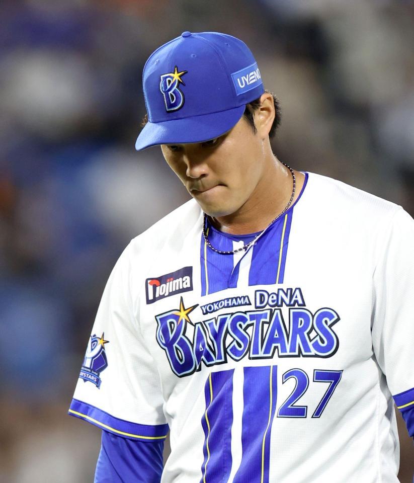３回、同点に追いつかれ、うつむきながらベンチへ戻る藤浪（撮影・伊藤笙子）