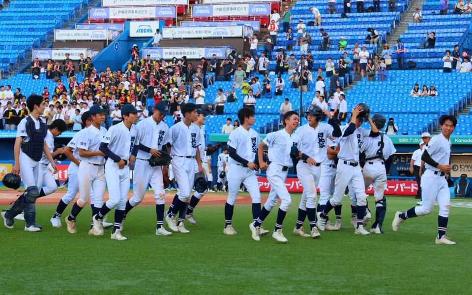 試合に勝利した日比谷ナイン＝神宮（撮影・石井剣太郎）