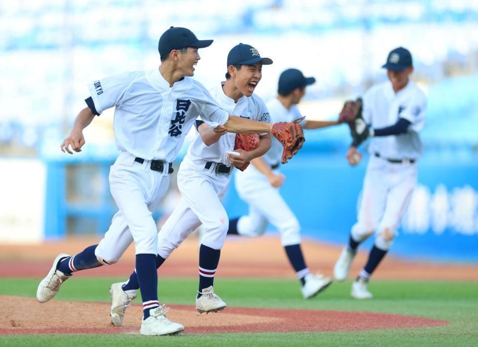 試合に勝利し喜ぶ日比谷ナイン（撮影・石井剣太郎）