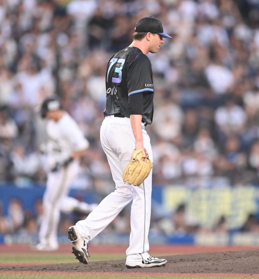 ２回、来田（左後方）に先制の右越え３ランを打たれたロング（撮影・開出牧）