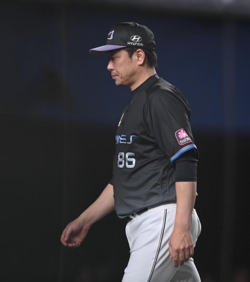 ６回、投手交代を告げたサブロー監督（撮影・開出牧）