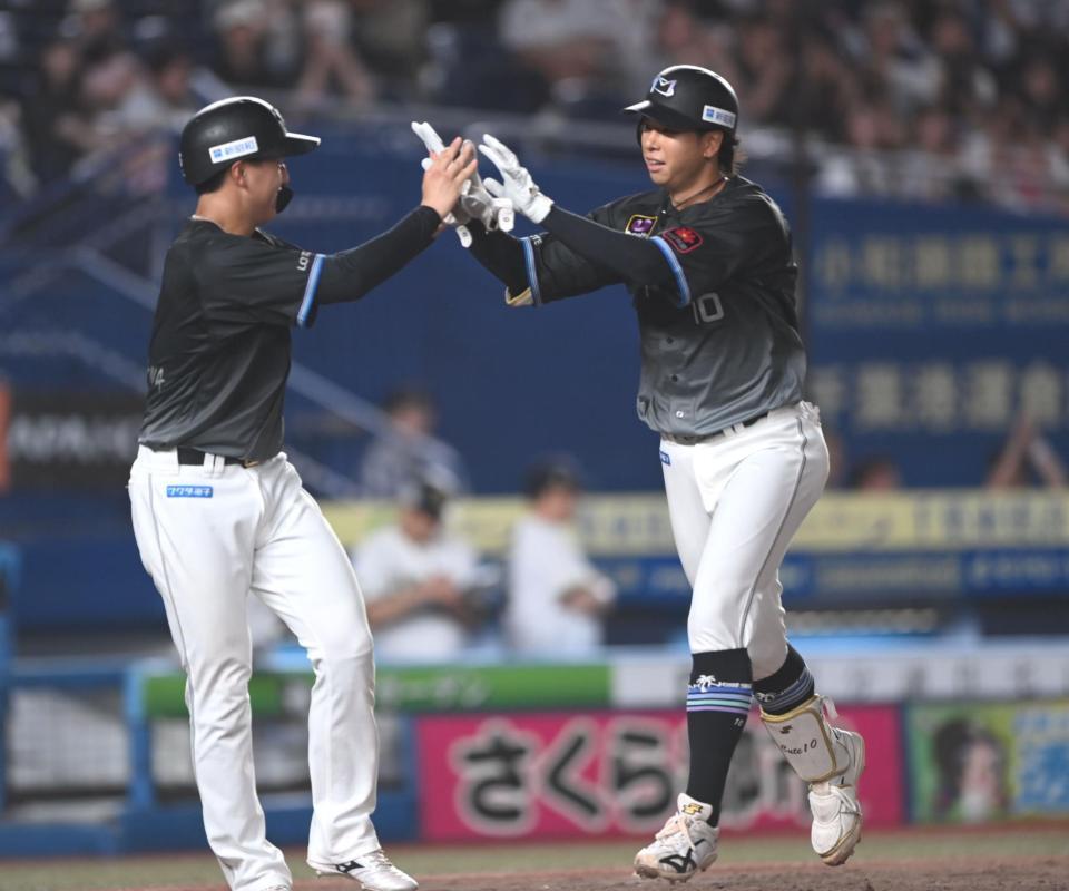 ８回、右越え２ランを放ち西川（左）とタッチを交わす上田（撮影・開出牧）