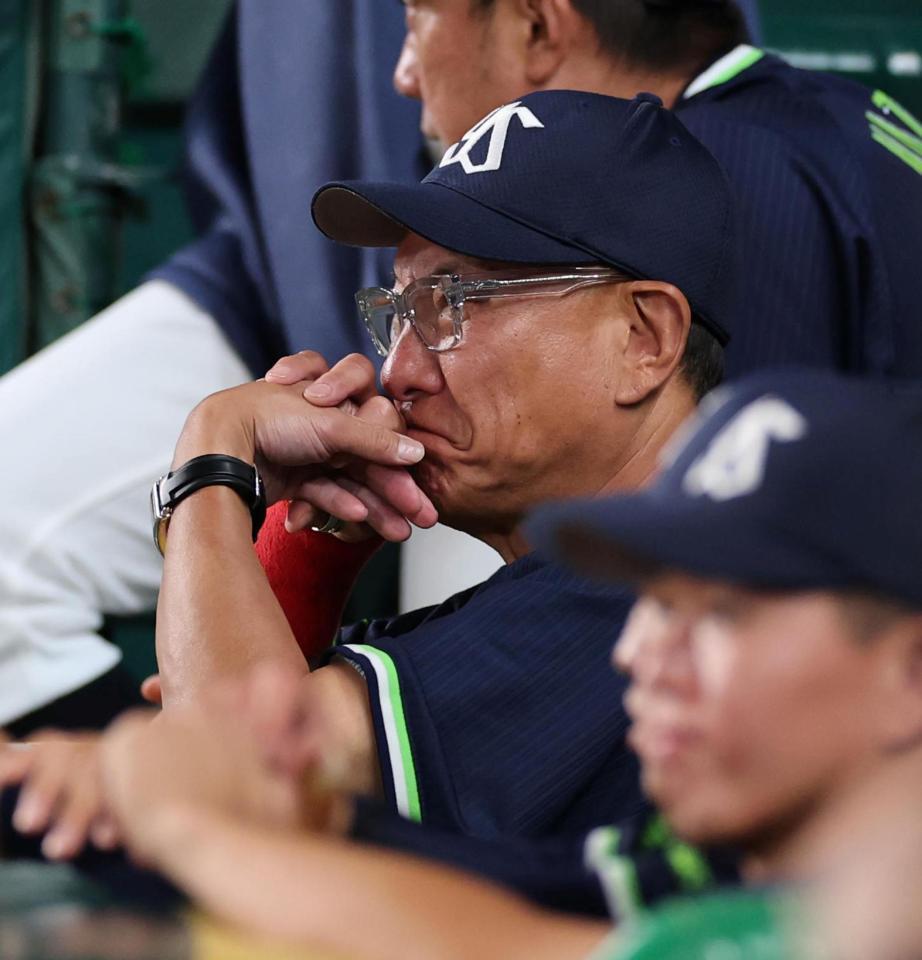 ベンチで渋い表情を見せる池山監督（撮影・山口登）