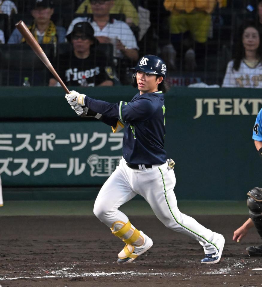 ５回、二塁打を放つ長岡（撮影・飯室逸平）