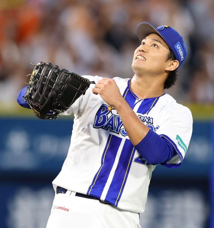 ３回、薄暮の空を見上げる藤浪（撮影・伊藤笙子）