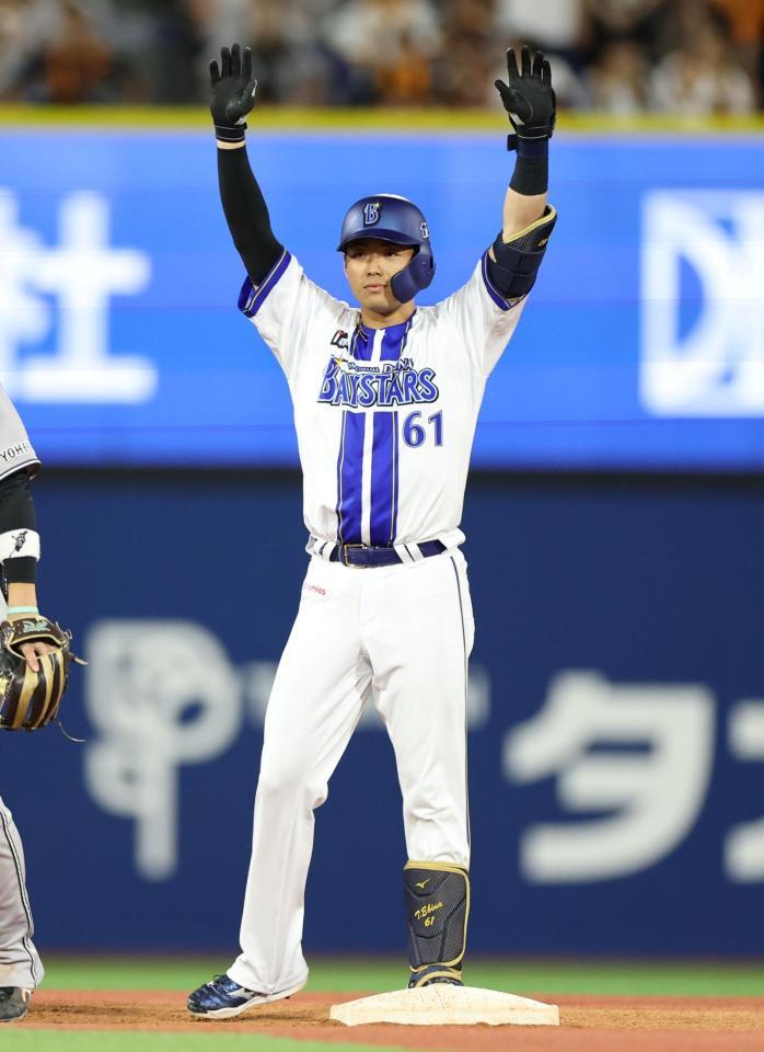 ６回、左前へ適時打を放ち、悪送球間で二塁進塁後に両手を挙げて喜ぶ蝦名（撮影・伊藤笙子）
