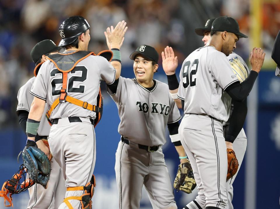 門脇誠（中央）の決勝スクイズでシーソーゲームを制した巨人ナイン（撮影・伊藤笙子）