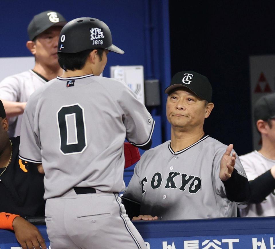 ７回、スクイズで生還した三塁走者の増田大（左）を迎える橋上監督代行（撮影・伊藤笙子）