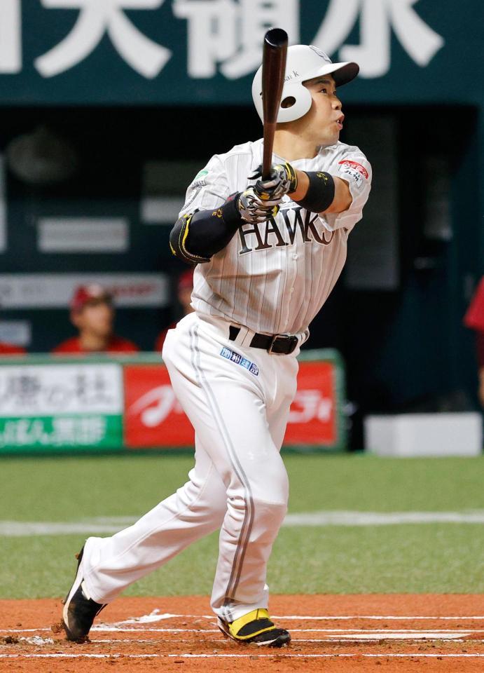 １回、近藤が右中間に先制の２点二塁打を放つ