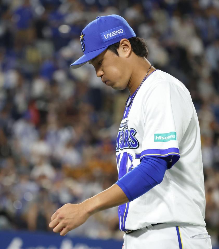 試合後スタンドへのあいさつを終え、引き上げる藤浪（撮影・伊藤笙子）