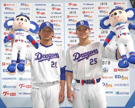 　お立ち台でポーズをとる涌井と石川（右）＝撮影・北村雅宏