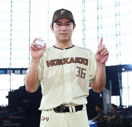 　プロ初本塁打の記念球を手に記念撮影に応じる宮崎（撮影・中島達哉）