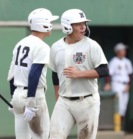 ４回、松下寛大朗の適時三塁打で生還し、笑顔を見せる日大三・田中諒（右）＝撮影・西岡正